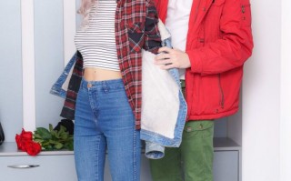 拥有可爱天然乳房的少女伊娃-艾尔菲（Eva Elfie）被舔tian舐阴部和肛交