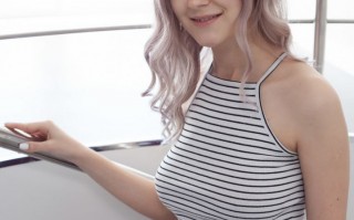 华丽少女伊娃-艾尔菲一边抚摸自己的大奶子，一边骑着长长的公鸡