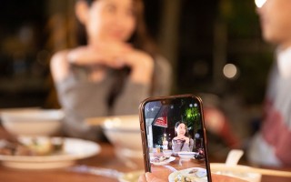 美丽的中国女友 Li Er 给人打手枪并以狗爬式被操