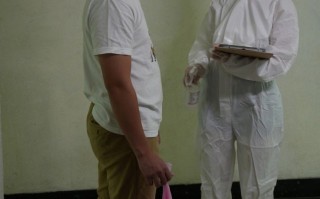 医护人员李二在沙发上 啪啪啪 时挑逗大奶子